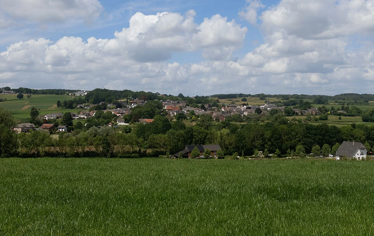 Groene heuvels met uitzicht op het dorp Epen in Zuid-Limburg