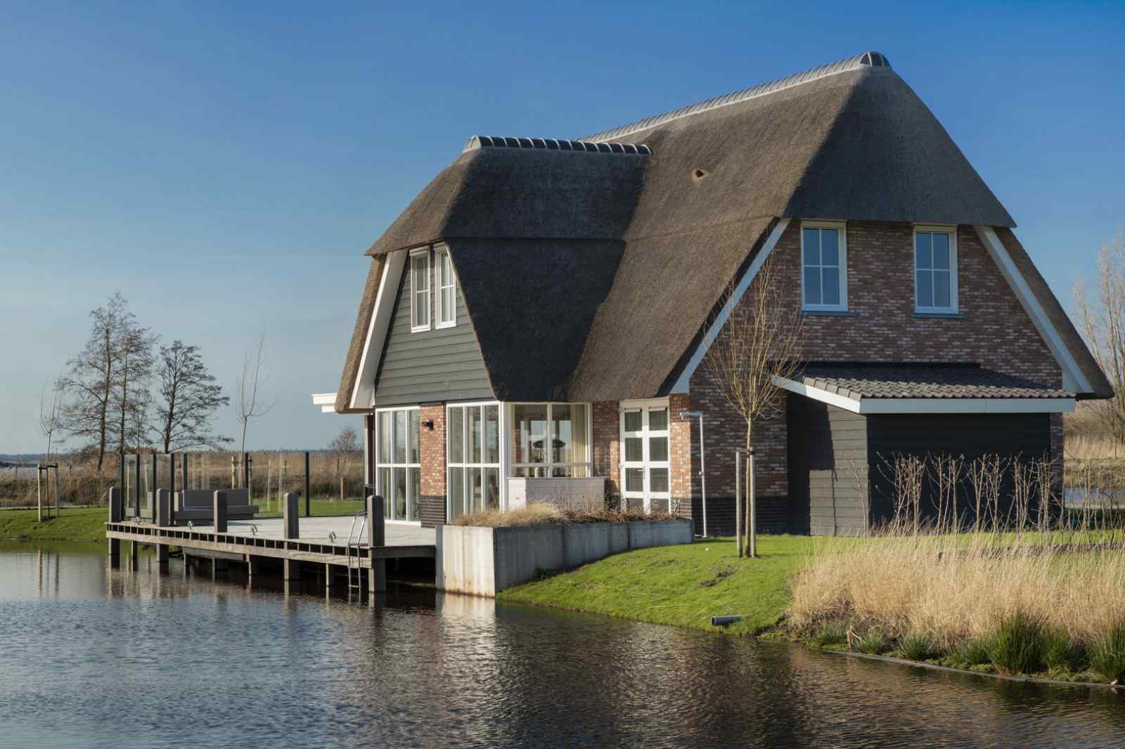 Luxe 10 persoons villa met sauna aan het Tjeukemeer in Friesland-Roompot