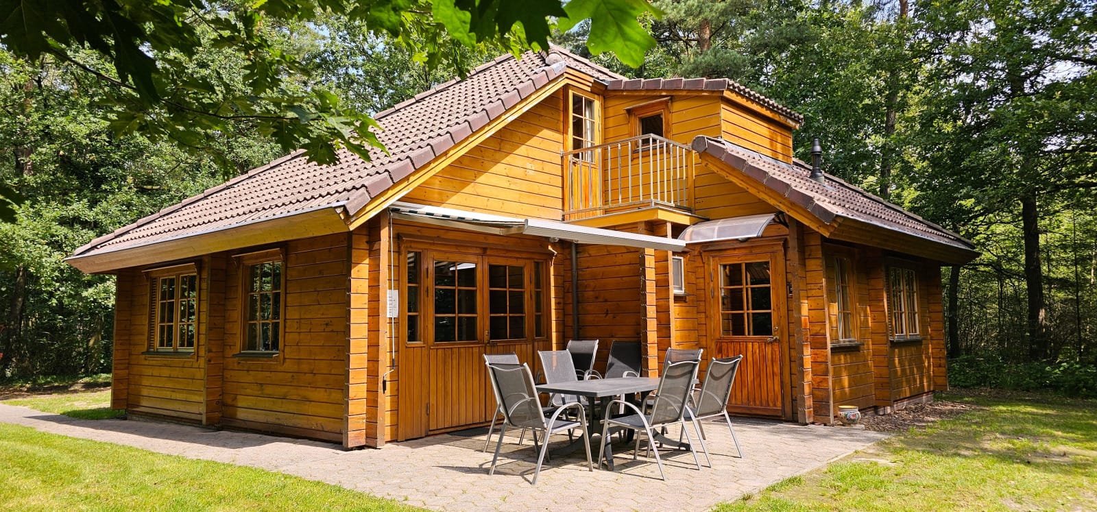Finse bungalow met sauna midden in het bos in Gelderland voor 10 personen-Heerlijke-Huisjes